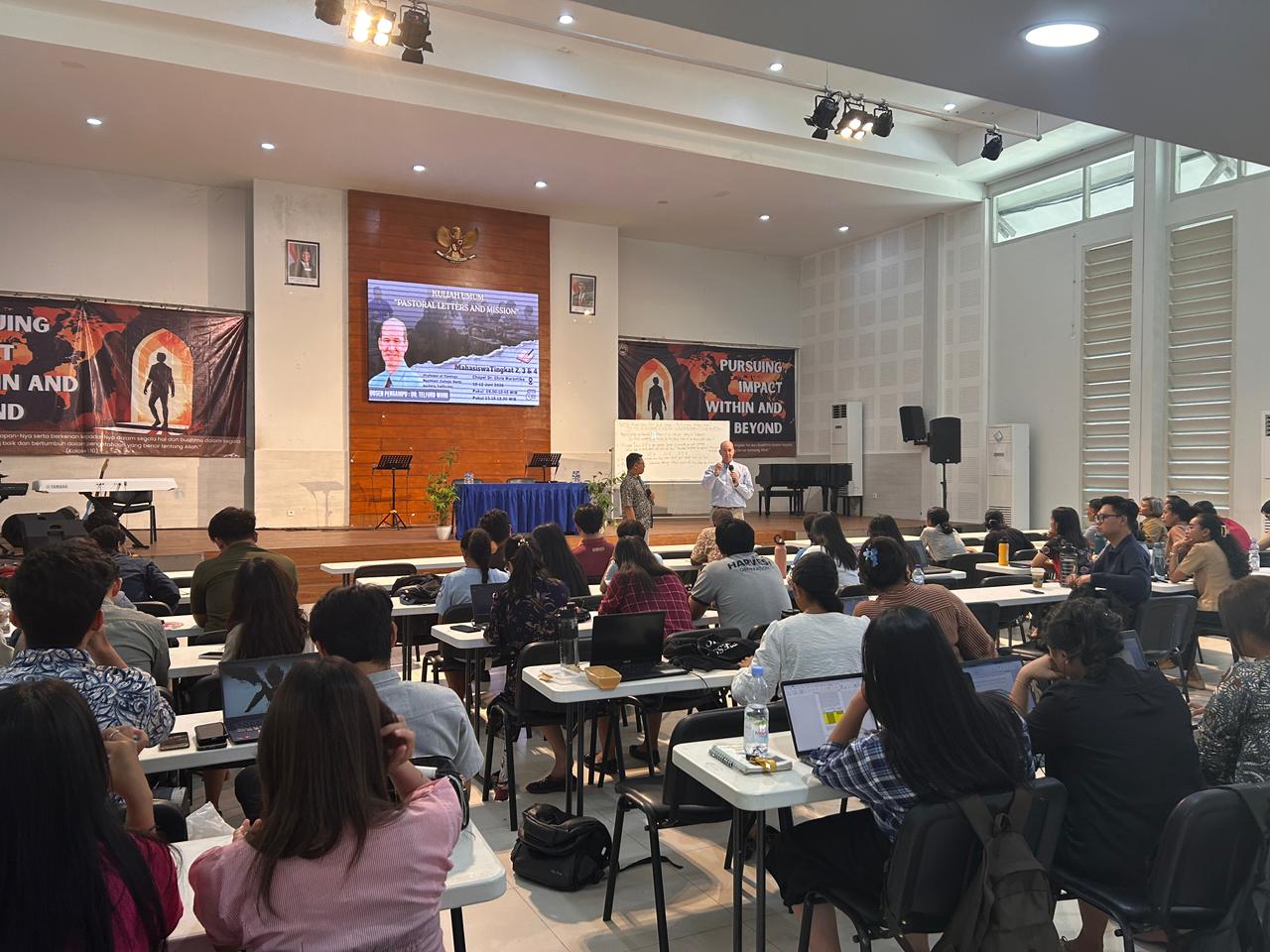 S1 Teologi STTII Yogyakarta Gelar Kuliah Umum "Pastoral Letters" Bersama Profesor dari Westmont College