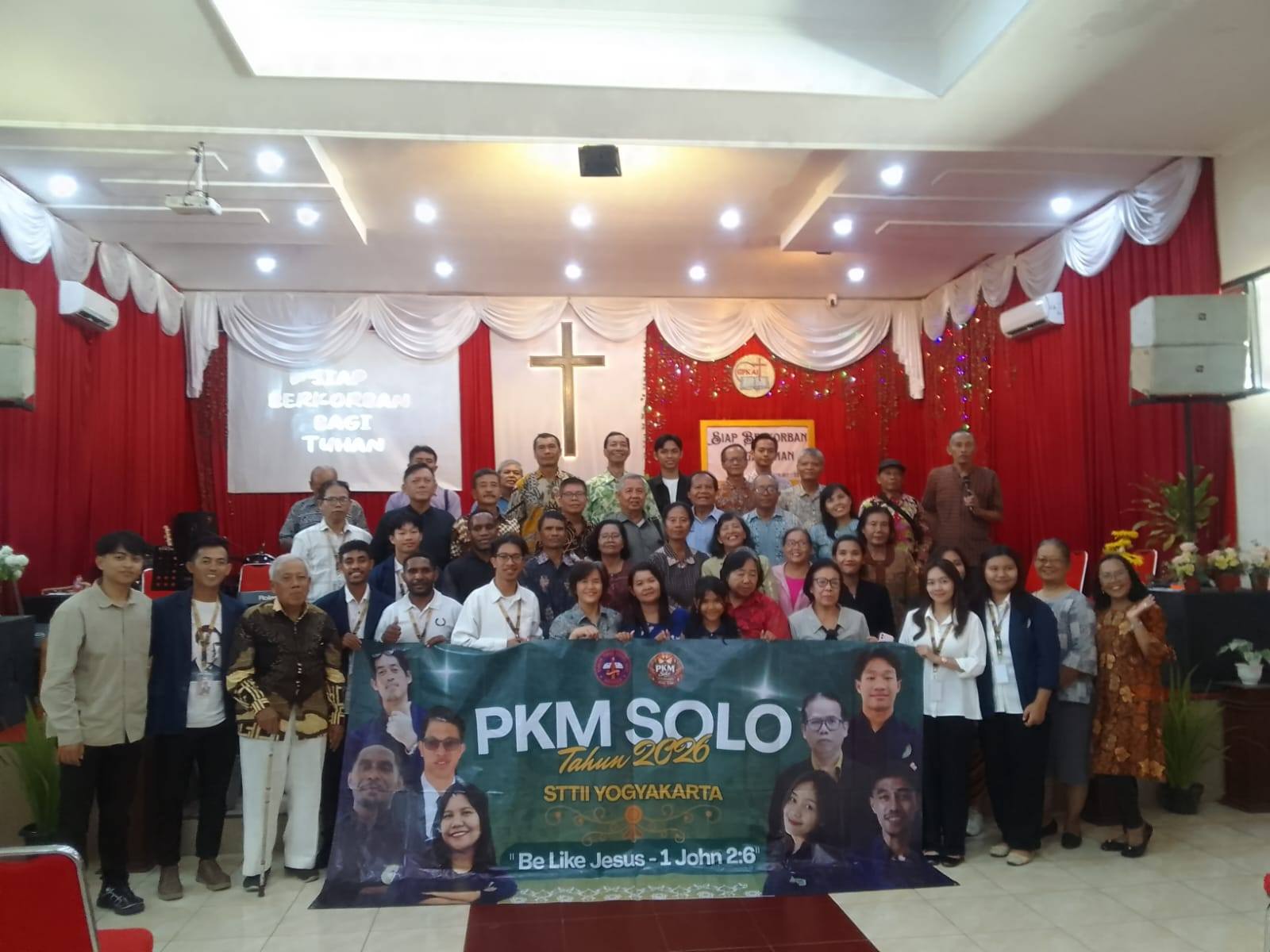 Tim PKM Solo Gelar Fellowship Bersama Alumni STTII dan Layani Anak-Anak